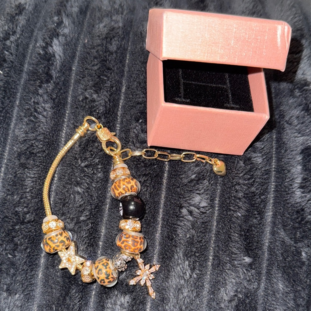 BRAND NEW‼️‼️🖤💛

Women’s’ Gold and Black adjustable Charm Bracelet